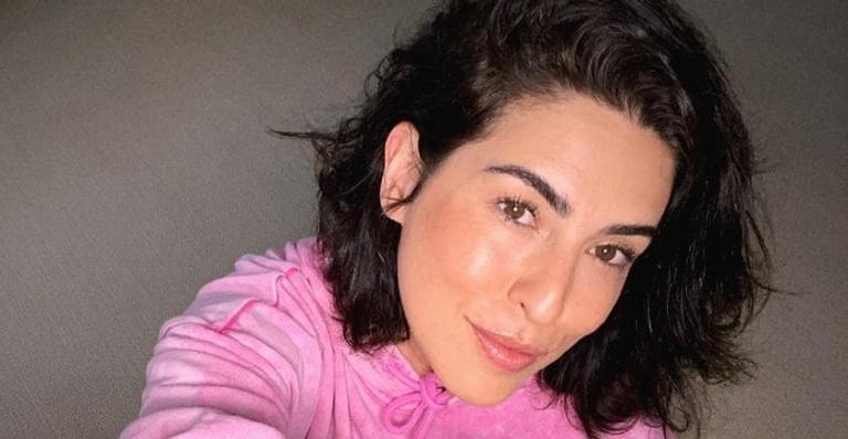 Fernanda Paes Leme posa no quintal se divertindo com seus cachorros: ”Meus meninos”