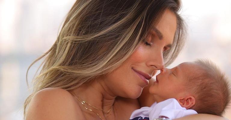 Flávia Viana posa com o filho recém-nascido, Gabriel, e desabafa sobre a maternidade