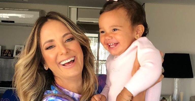 Ticiane Pinheiro derrete a web ao desejar bom dia com um clique de Manu toda sorridente