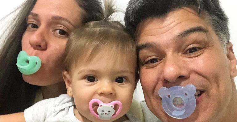 Mauricio Mattar encanta as redes ao posar usando o mesmo pijama que a mulher e a filha