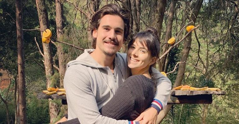 Nicolas Prattes compartilha clique de momento romântico em cachoeira com a namorada