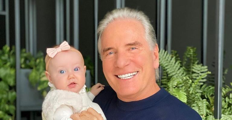 Roberto Justus posta foto encantadora ao lado da esposa e da filha caçula, Vicky