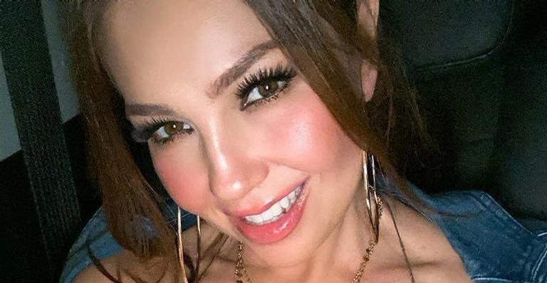 Aos 48 anos, Thalia mostra boa forma com look curtíssimo e impressiona!
