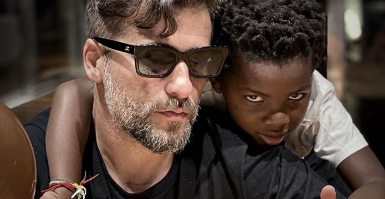 Bruno Gagliasso se derrete por Bless em clique encantador: ”Meu herói”