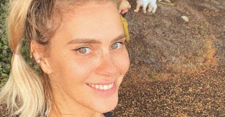Carolina Dieckmann inicia semana curtindo a calmaria de um balanço: ”Balancinho, amor”