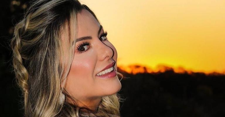Aos 43 anos, esposa de Leonardo ostenta abdômen definido com biquíni mínimo: ”Que corpo é esse?”