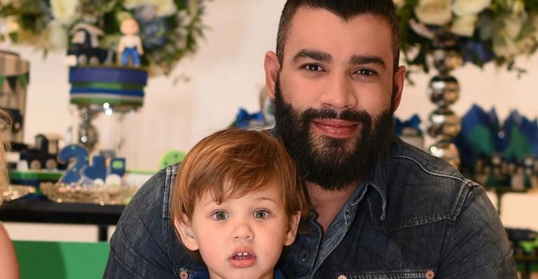 Gusttavo Lima divide cliques fofíssimos com o filho mais novo na praia e encanta: ”Lindos demais!”