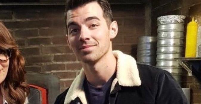 Joe Jonas pinta o cabelo de rosa em prol do Mês de Conscientização do Câncer de Mama