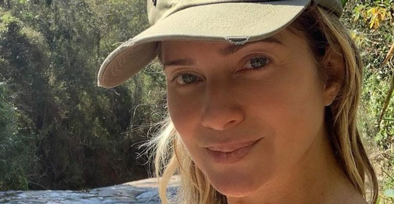 Aos 47 anos, Letícia Spiller surge escorregando de pedra: ”Coragem e fé”