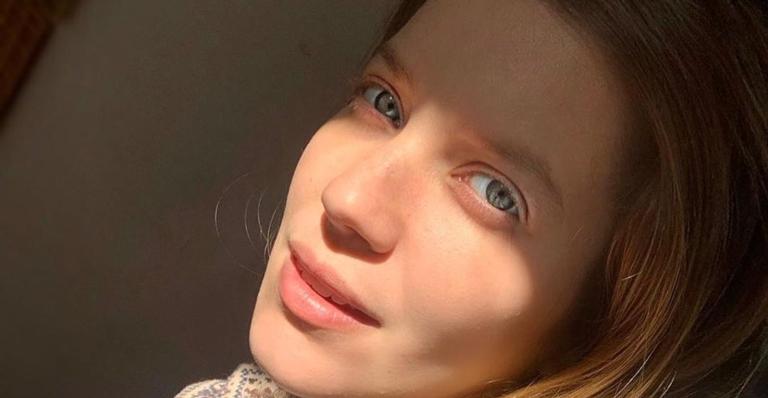Grávida de quase 7 meses, Nathalia Dill faz yoga de biquíni na praia: ”Barrigão mais lindo!”