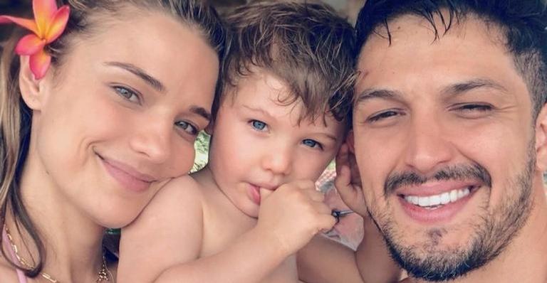 Romulo Estrela é flagrado pela esposa em momento fofo com o filho, Theo: ”Concentrados”