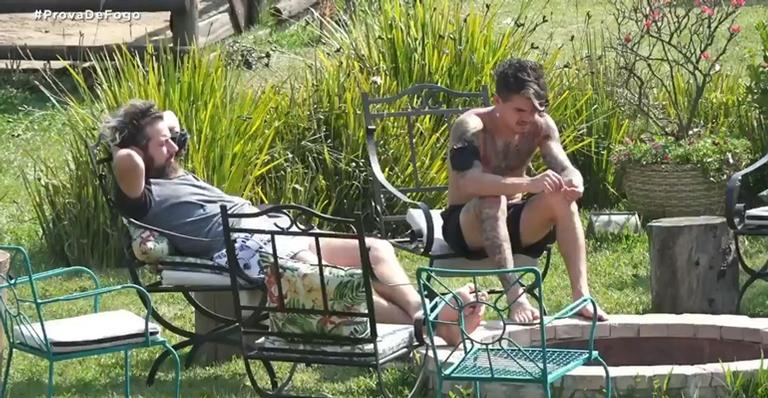 A Fazenda: Biel e Cartolouco analisam jeito de peoa dentro do confinamento: ”É mosca morta”