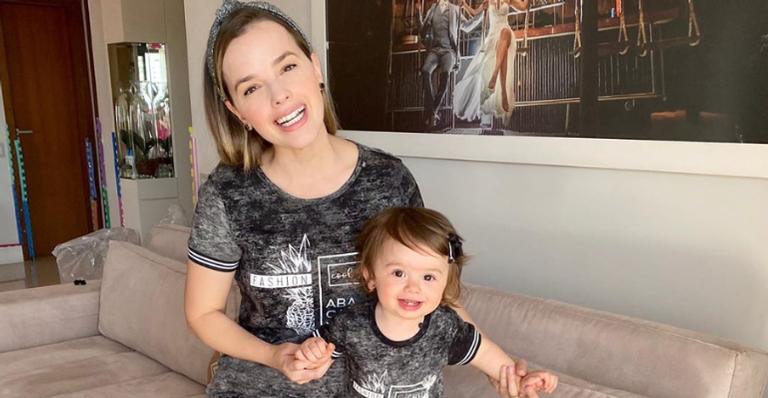Thaeme anima seguidores ao compartilhar clique da filha e da sobrinha: ”Amo ser mãe de menina”