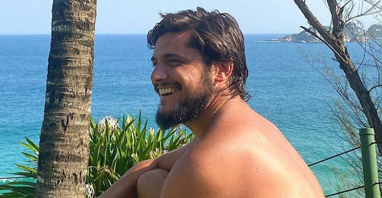 Bruno Gissoni impressiona ao posar diante de lindo pôr do sol