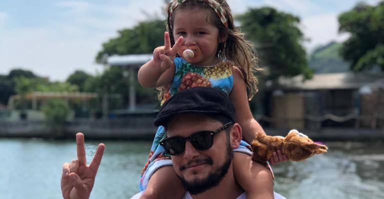 Bruno Gissoni encanta os fãs ao posar ao lado da filha, Madalena em meio a natureza: ”Que amor!”