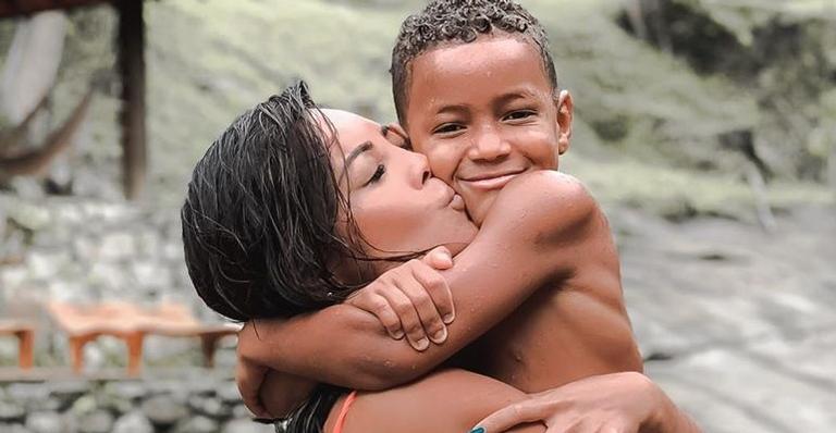 Carol Nakamura mostra reação do filho ao ver festa surpresa: ”Emoção”