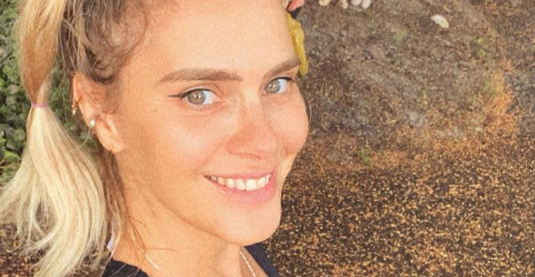 Carolina Dieckmann usa filtro para brincar com cor do cabelo e fãs elogiam: ”Sempre linda”
