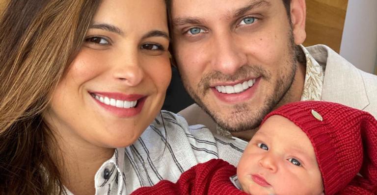 Elieser Ambrosio posa com o filho recém-nascido: ”Cada dia mais lindo e gordinho”