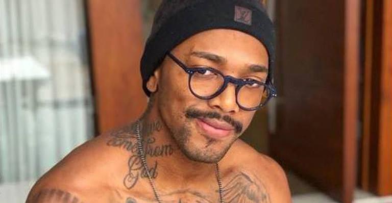 Em Dubai, Nego do Borel posa sorridente e brinca: ”Existe algum dente mais branco do que o meu?”