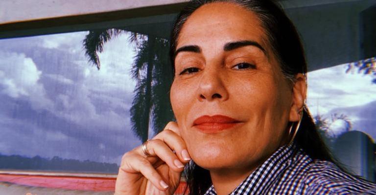 Gloria Pires surge deslumbrante em lindo campo de flores: ”Primavere-se!”