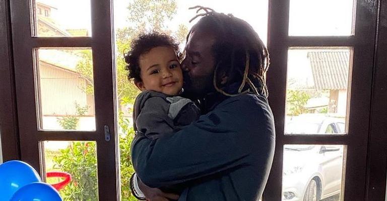 Jonathan Azevedo comemora aniversário de um ano do filho, Matheus: ”Dia mais feliz da minha vida”