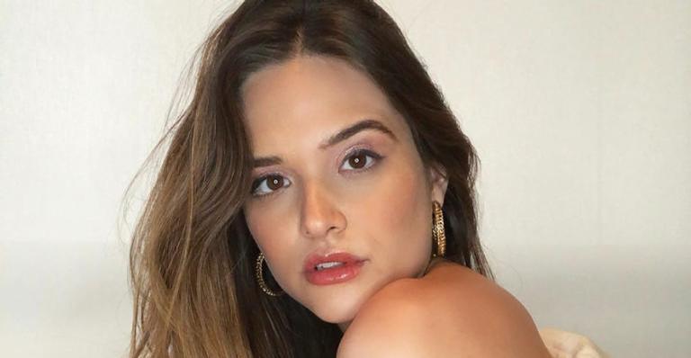 Juliana Paiva relembra clique na praia e brinca: ”Saudade de me descabelar de sol”