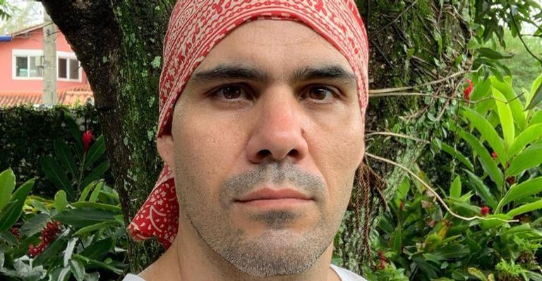 Juliano Cazarré posa no camarim e encanta web: ”Mais um dia de trabalho”