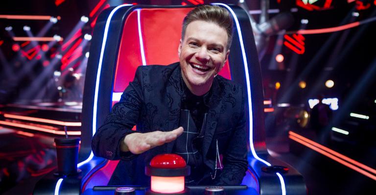 Michel Teló posa no camarim do ‘The Voice’ e celebra as gravações: ”Amo essa fase!”