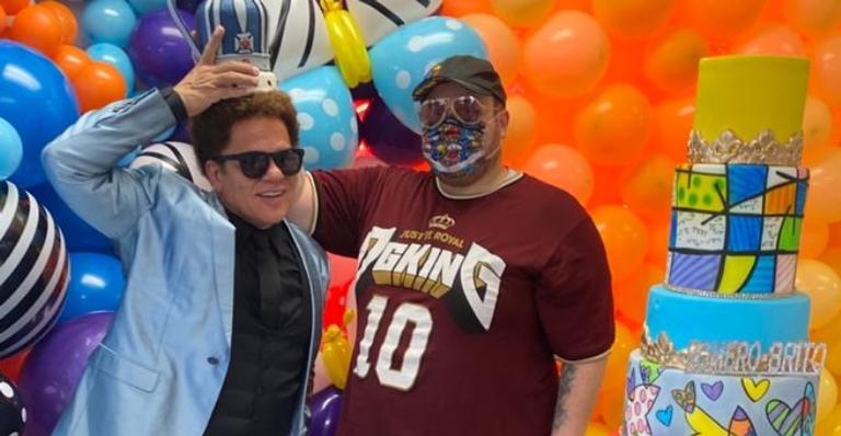 Romero Britto ganha festa surpresa do filho cheia de cores para celebrar seus 57 anos