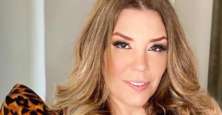 Simony ostenta corpão de biquíni em clique romântico com o namorado na piscina: ”Espetáculo!”