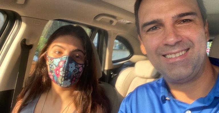 Tadeu Schmidt fala do retorno das aulas presenciais da filha: ”Cercada de cuidados e atenção”