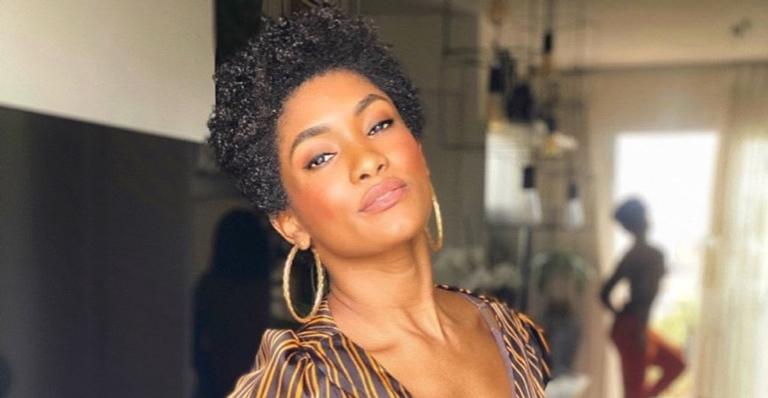 Erika Januza posta clique natural e web reage: ”Tá diva como sempre”