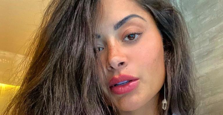Aline Riscado posa em cenário paradisíaco e exibe abdômen trincadíssimo: ”A mais linda do Brasil”