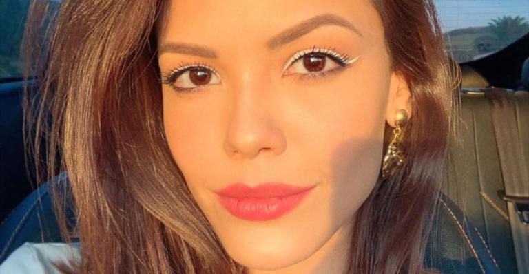 Vitória Strada posa sorridente ao organizar sua mudança: ”Duas últimas malas”