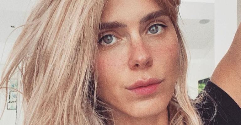 Carolina Dieckmann posa com blusa do filme ‘Jaws’ e brinca: ”É tipo carteira de identidade”