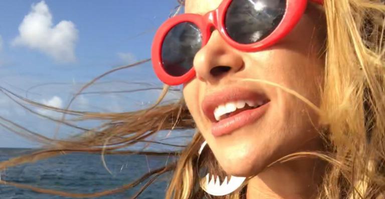 Dany Bananinha ostenta corpão em lembrança na praia: ”Queria estar preocupada com o boleto assim”