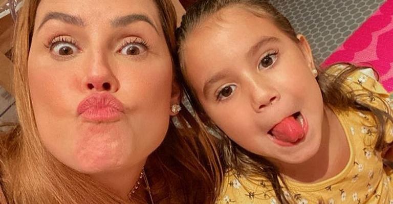 Deborah Secco posa ao lado da filha e encanta web: ”Princesas”