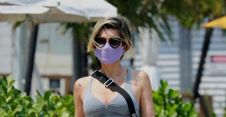 Aos 46 anos, Flávia Alessandra exibe abdômen definido ao ser clicada deixando a academia
