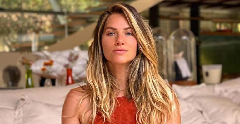 Giovanna Ewbank posa toda arrumada e brinca: ”Da licença porque hoje a mama vai trabalhar”