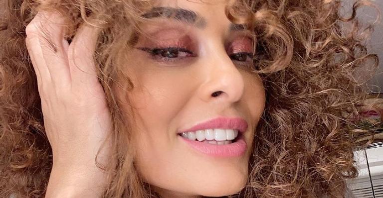 Juliana Paes leva os fãs a loucura ao posar com vestido todo florido