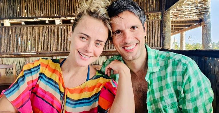 Juliana Silveira surge agarradinha com o marido, John Vergara, e se declara: ”Eu te amo”