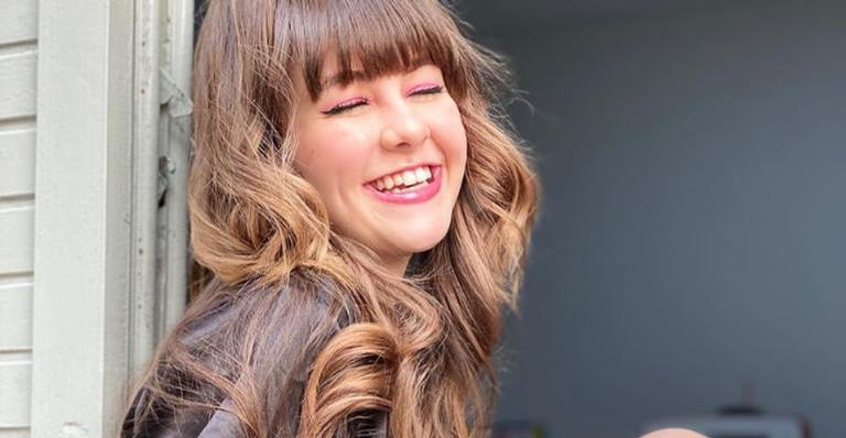 Klara Castanho arrasa ao apostar em saia estampada de poá