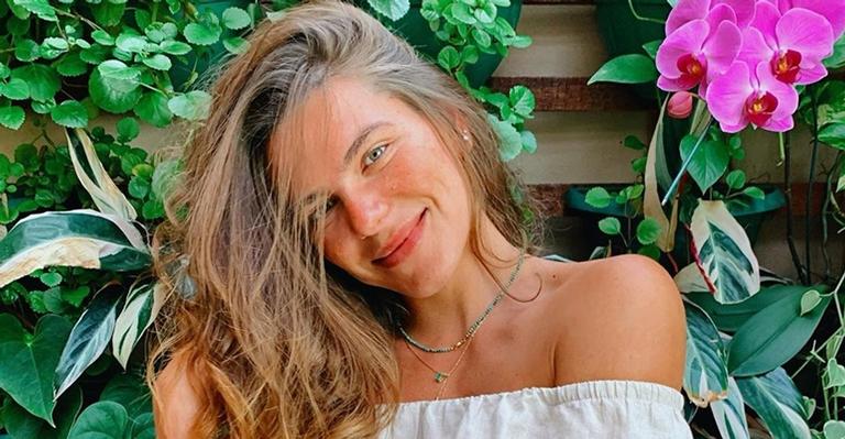 Mariana Goldfarb dá show de beleza em clique de roupão e web reage: ”Escândalo”