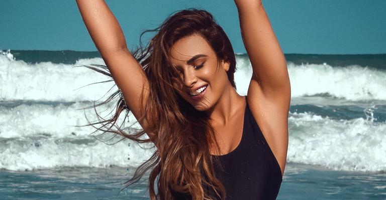 Nicole Bahls faz lindo ensaio fotográfico na praia e planeja viagem: ”Indo a trabalho para Cancún”