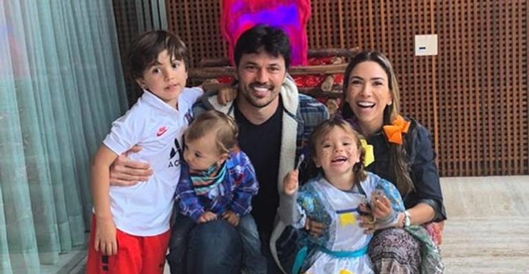Patrícia Abravanel posa com o filho caçula, Senor, e diz: ”Parecido comigo”