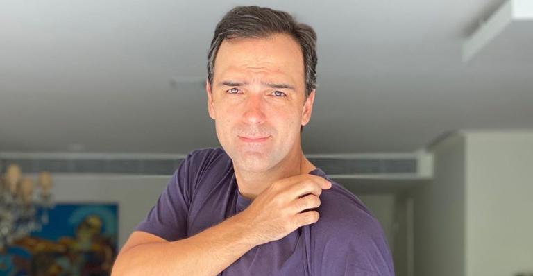 Tadeu Schmidt faz exercícios usando face shield e brinca: ”Embaçou!”