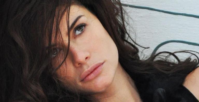 Alinne Moraes relembra clique ousado na praia e encanta internautas: ”Muito linda”