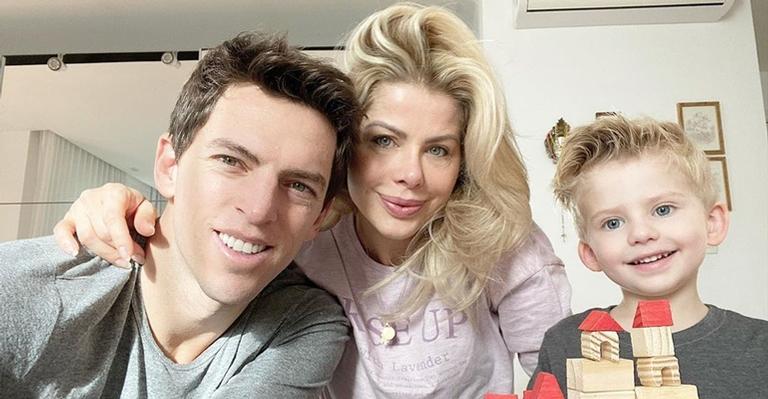 Amaury Nunes celebra 44 anos da esposa, Karina Bacchi: ”Meu amorzão”
