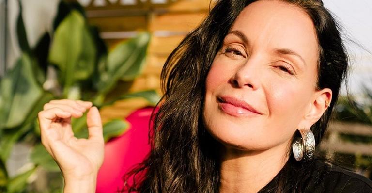 Carolina Ferraz exibe corpão em clique raríssimo de biquíni e lamenta saudade do último verão