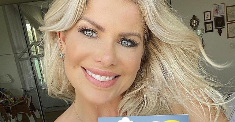 Karina Bacchi completa 44 anos e dispara: ”Amo viver”